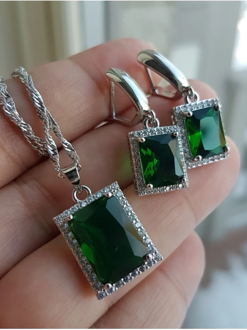 Swarovski Elements 925 Sterling Silver Emerald Green Pendant Halo Necklace NEW